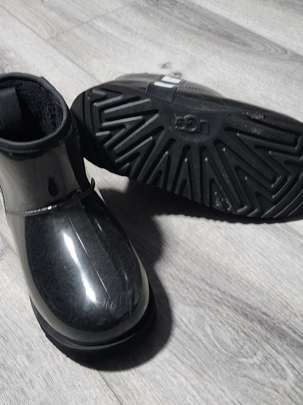 UGG Classic Clear Black Waterproof Mini Boots W/ Sheepskin Lining Womens Size 6